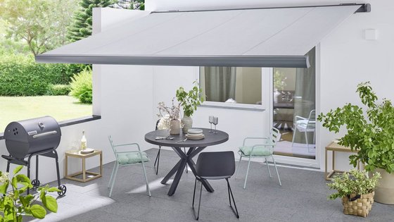HEIM & HAUS Markise Royal Plus, ausgefahren auf einer Terrasse mit Grill