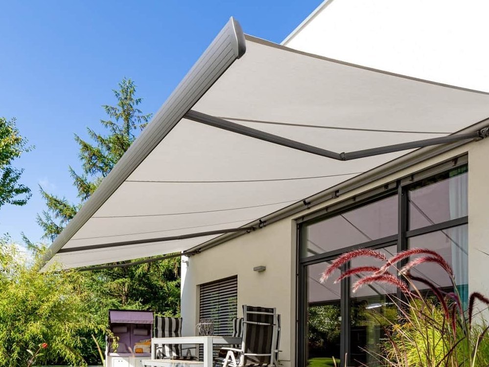 Helle Gelenkarmmarkise über Terrasse